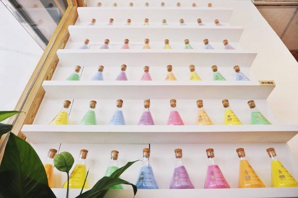 長腿實驗室彩虹燒杯牆